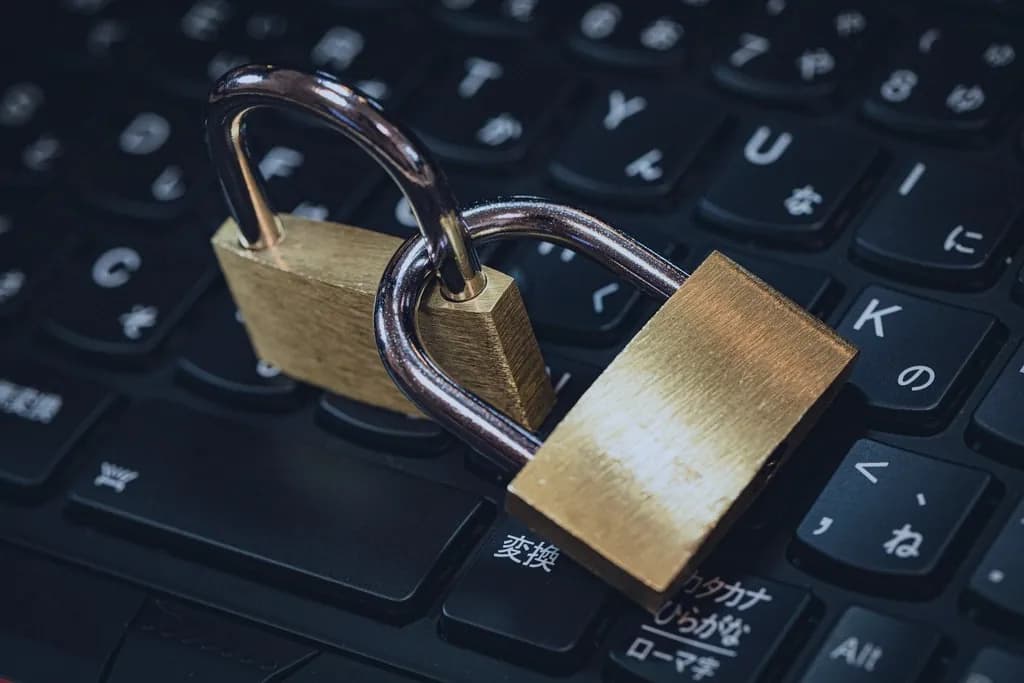 Candados sobre un teclado, símbolo de la protección de los sistemas